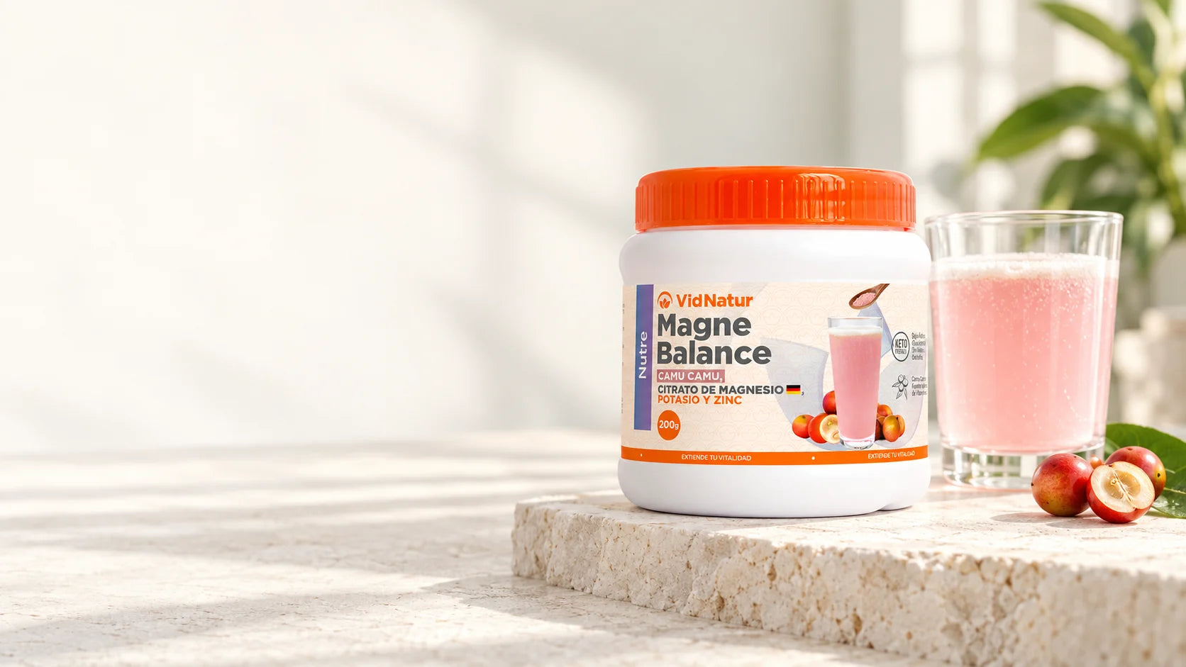 Magne Balance Vid Natur junto a un vaso de bebida de Camu Camu.