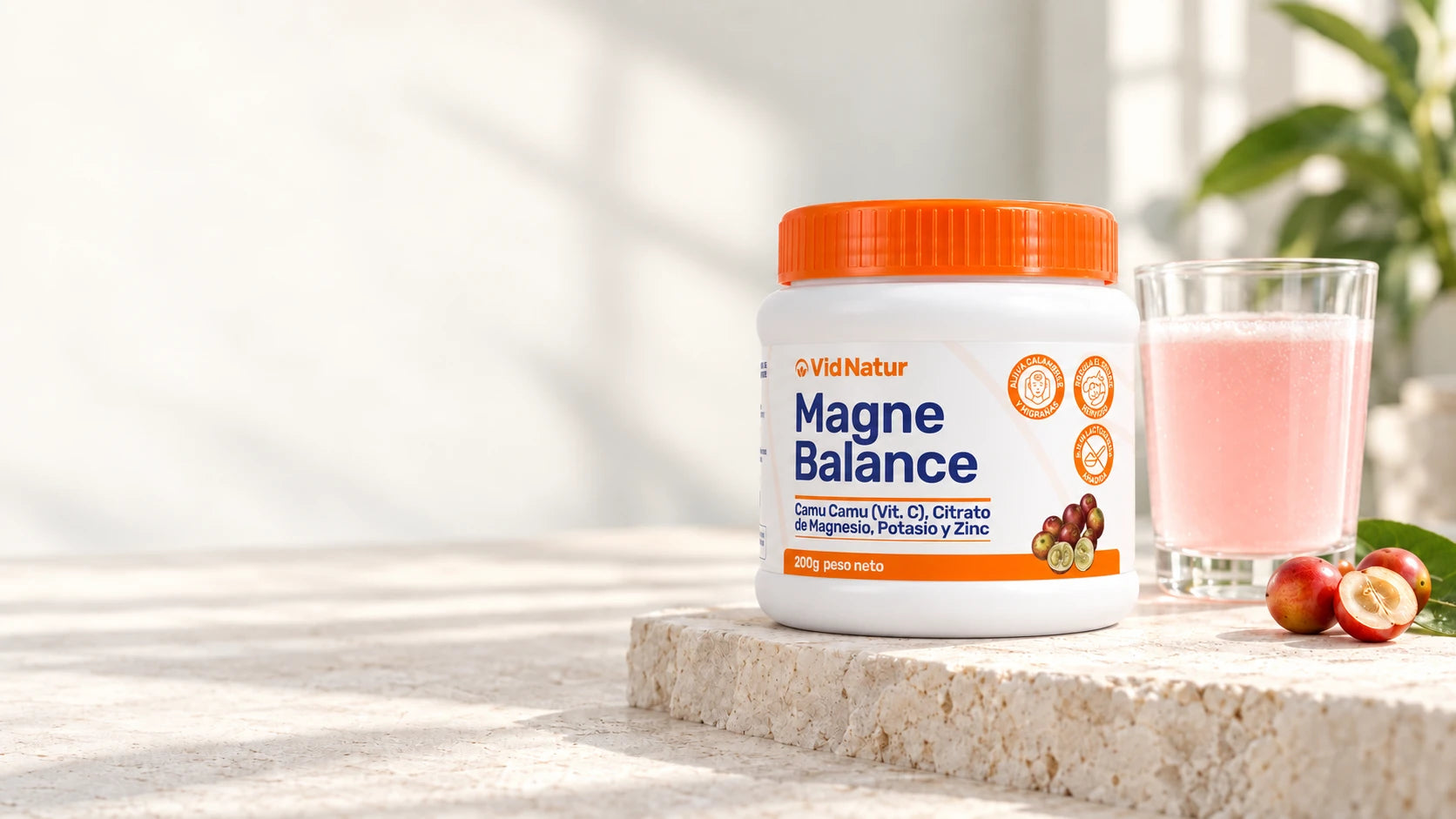 Magne Balance Vid Natur junto a un vaso de bebida de Camu Camu.